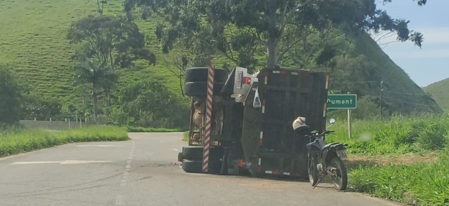 Caminhão tomba e deixa uma pessoa ferida na BR-499 em Santos Dumont